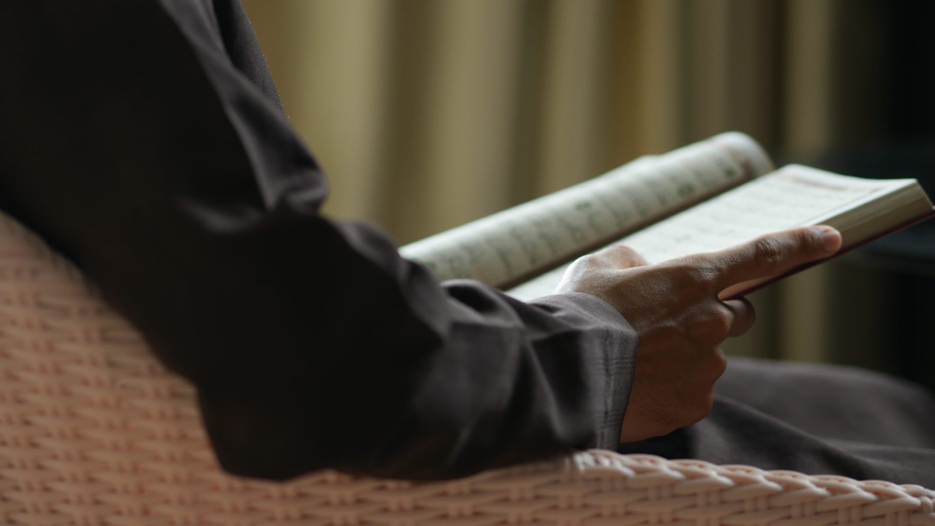 Man,Reading,Al,Quran,On,Dark,Background,Ramadan