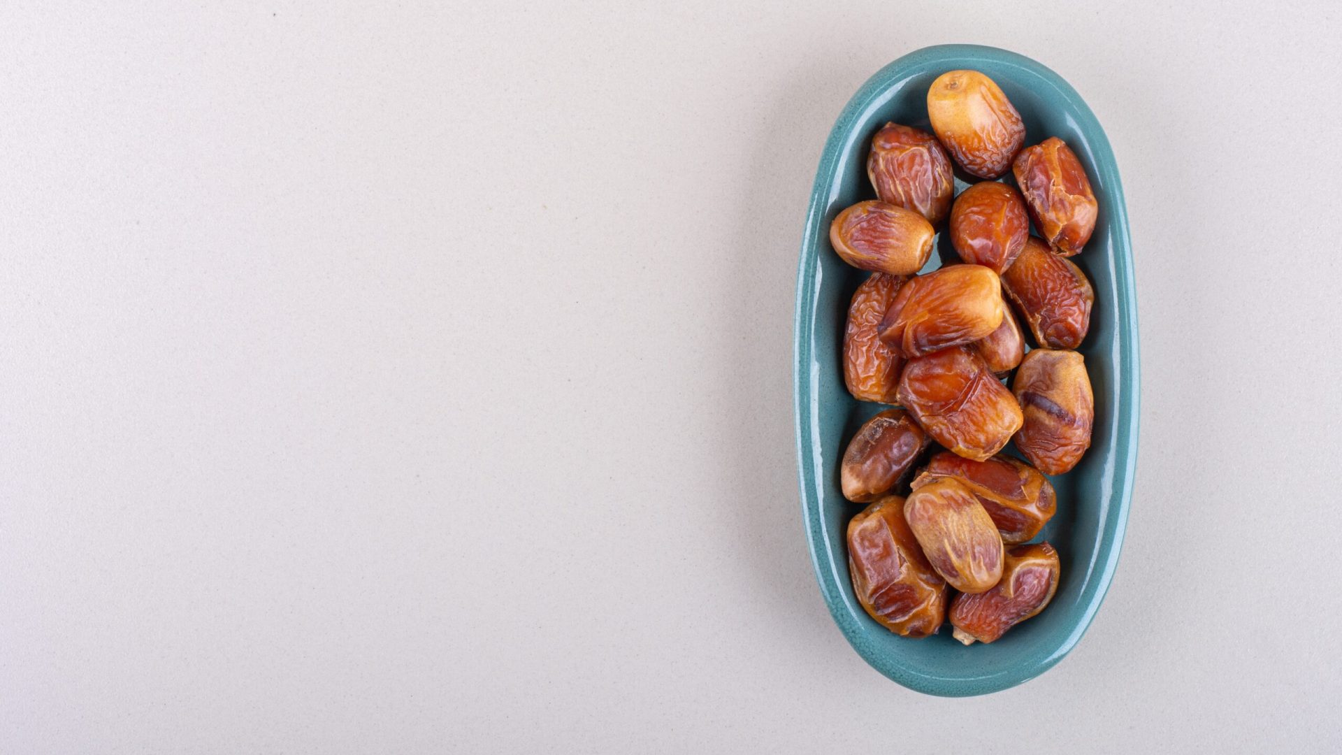 Dates,Or,Dattes,Palm,Fruit,In,Wooden,Plate,Is,Snack