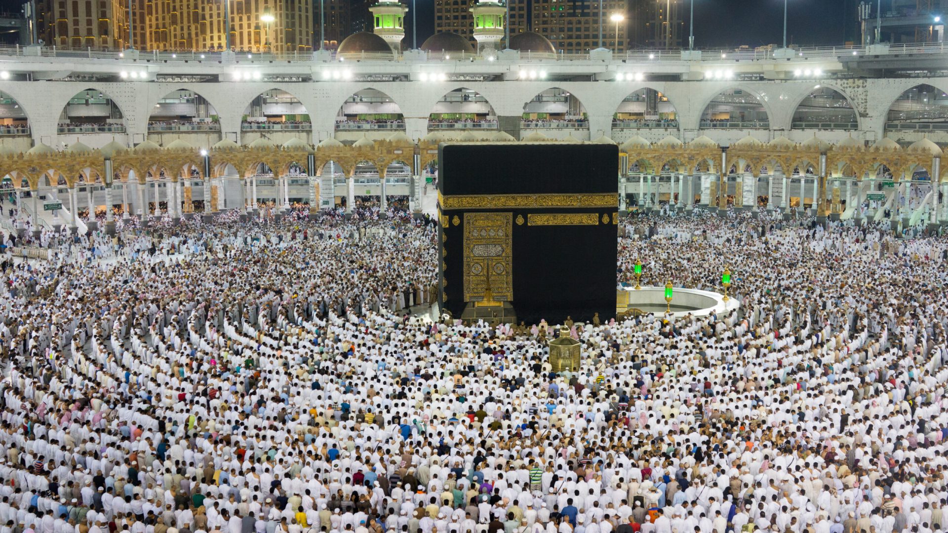 Kaaba,In,Makkah,With,Crowd,Of,Muslim,People,All,Over